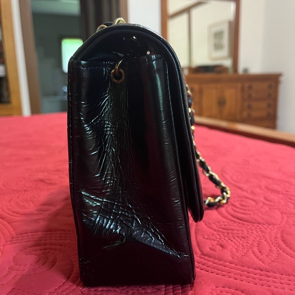 Vintage CHANEL Black Quilted Diana Shoulder Bag with Iconic Design - Picture 4 of 16